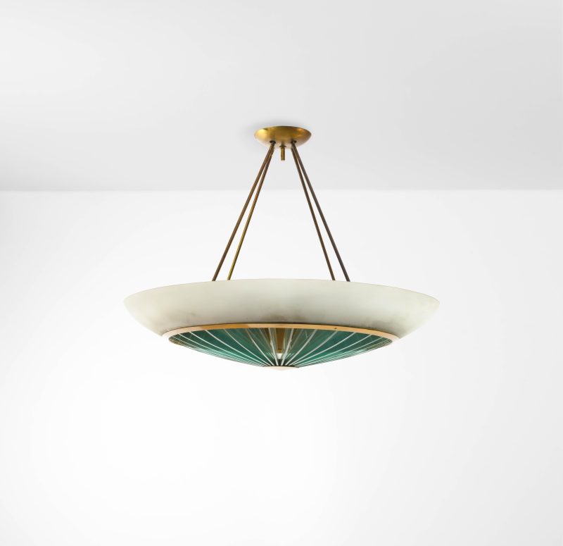 Max Ingrand, Lampada a sospensione mod. 2223, Struttura in ottone con schermo in cristallo curvato satinato e corpo a raggiera in cristallo colorato molato. Prod. Fontana Arte, Italia, 1960 ca. Stima: 20.000 - 40.000 euro