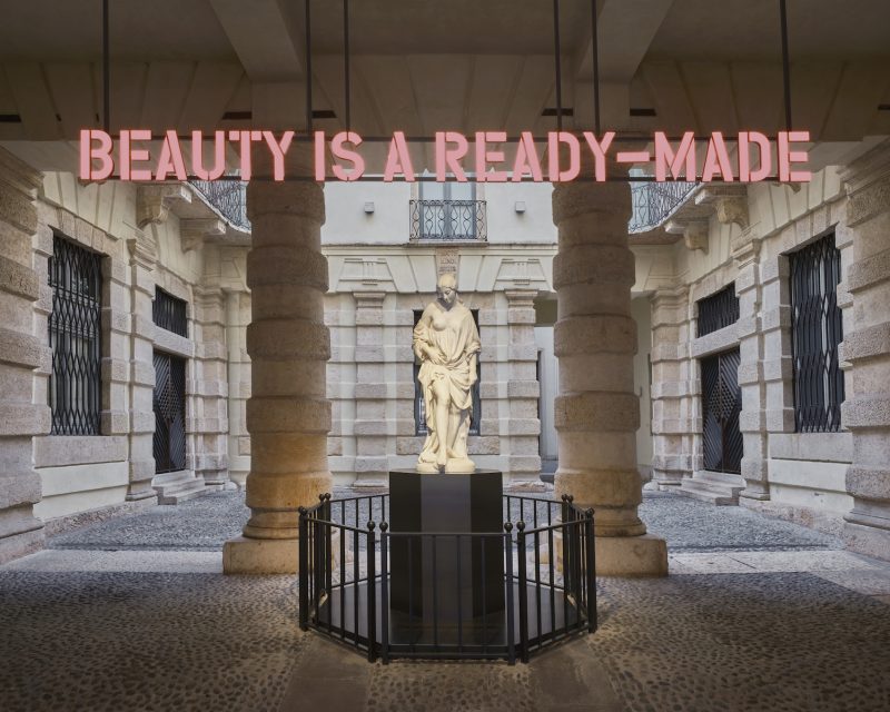 Claire Fontaine, Beauty is a ready made, 2024, Lettere a LED tridimensionali, struttura e supporto, Alessandro Puttinati, La Bagnante, 1846, Marmo di Carrara, Verona, Palazzo Maffei Casa Museo, foto Andrea Pugiotto