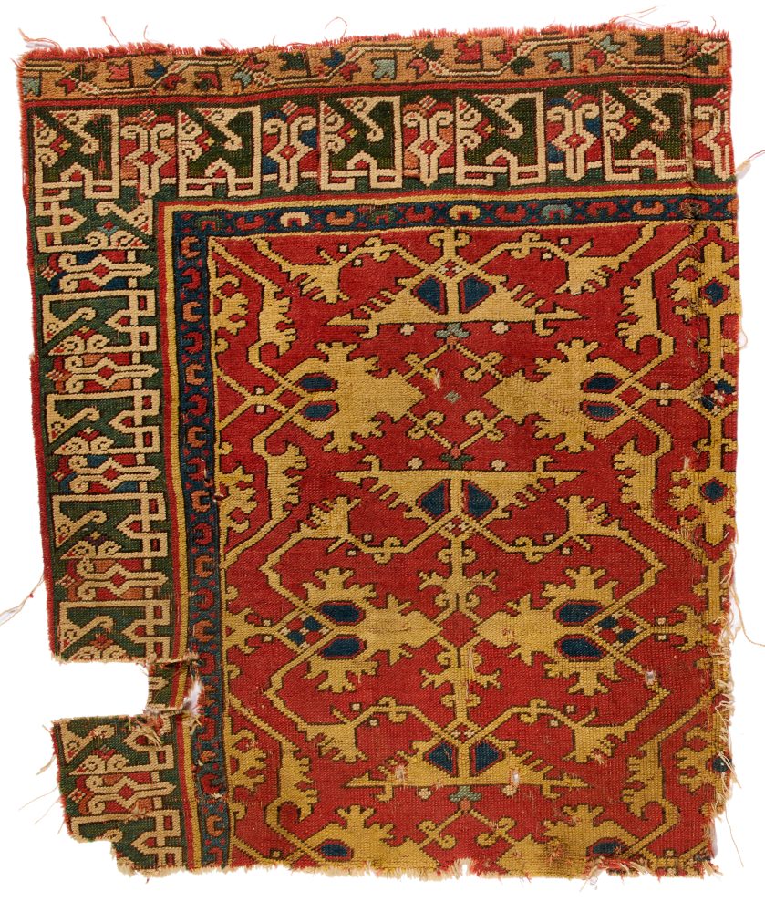 Cinque frammenti di tappeto Ushak "Lotto", Anatolia, 1500-1600 circa. Decoro con elementi ornamentali stilizzati riferiti ai disegni a draghi più antichi nelle tonalità del giallo su campo rosso.  Venduto € 27.720 