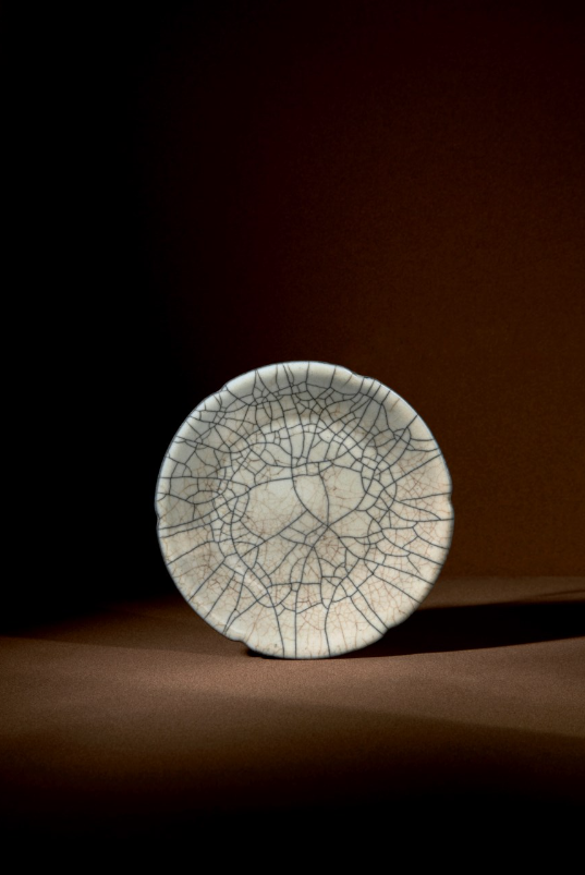 A SUPERB AND VERY RARE GE FOLIATE DISH SOUTHERN SONG-YUAN DYNASTY (1127-1368) Estimate USD 1,800,000 – USD 2,500,000