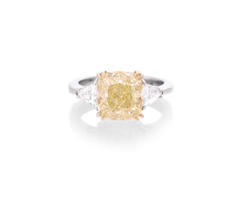 lotto 540 540IMPORTANTE ANELLO. In oro bianco e giallo 18 kt centrato da diamante "Fancy Yellow" taglio cuscino di 5,02 ct don due diamanti taglio trilliant per tot. 0,80 ct ca. sui lati, allegato certificato gemmologico n°2364294642 del 06/11/2020, GIA, Carlsbad, California. 6,30 g; misura 14.