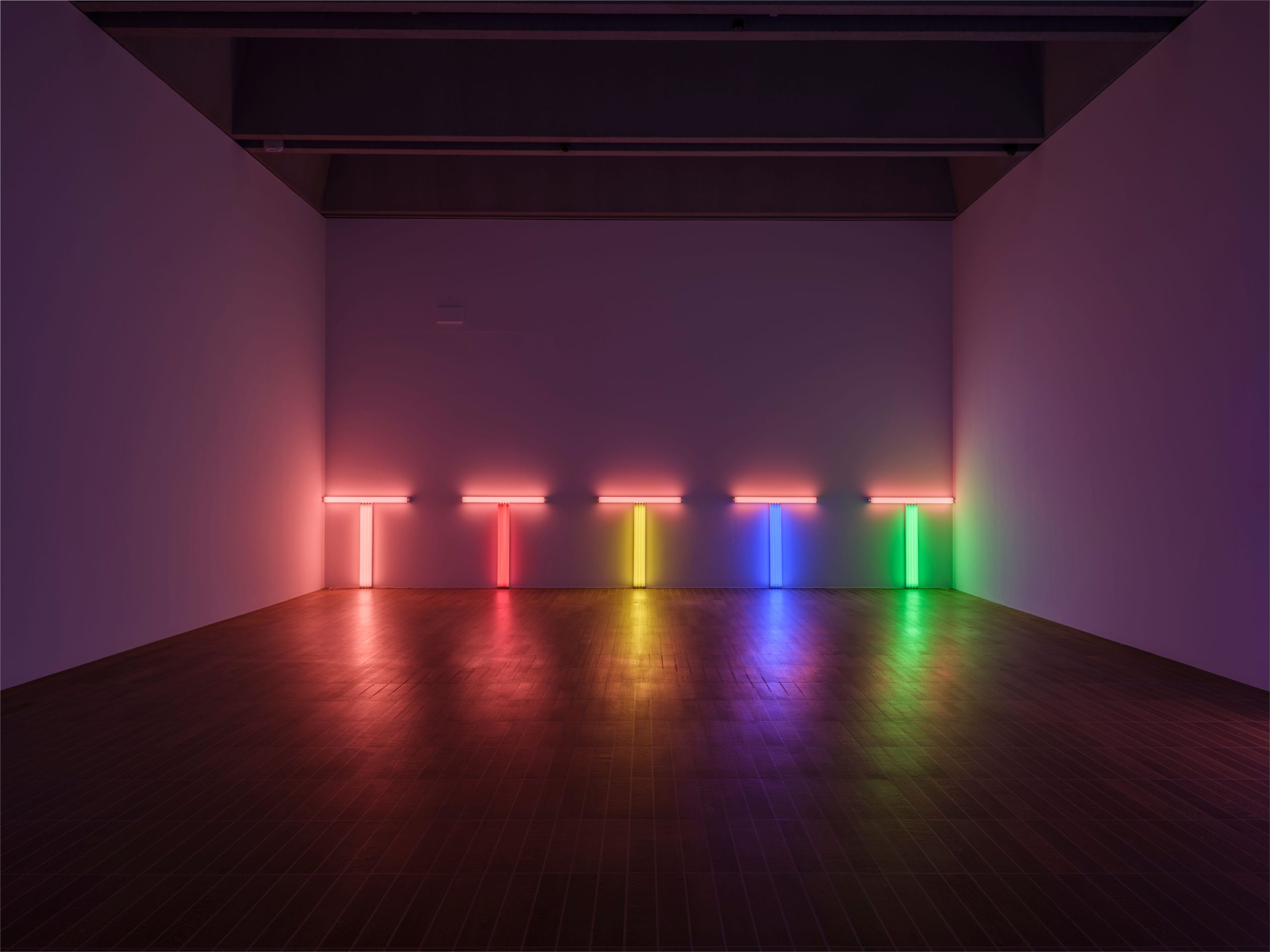 La luce di Dan Flavin illumina il Kunstmuseum di Basilea con 35 installazioni