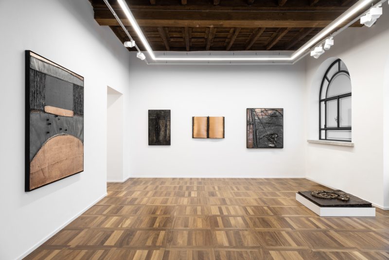 installation view, Arnaldo Pomodoro: il movimento possibile, curated by Alberto Salvadori, in collaboration with Fondazione Arnaldo Pomodoro, Cortesi Gallery Milano, 2024 - Ph. Fabio Mantegna