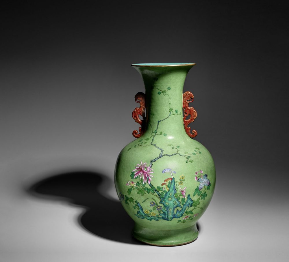 Un massiccio vaso smaltato con fondo a graffito verde lime con manici di drago del periodo Qianlong/Jiaqing. Per gentile concessione di Bonhams.