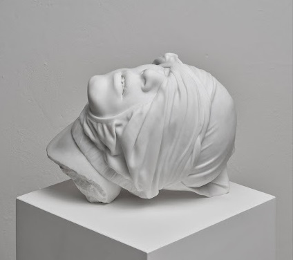 Venezia. Reza Aramesh e i 207 pezzi di biancheria intima maschile in marmo di Carrara