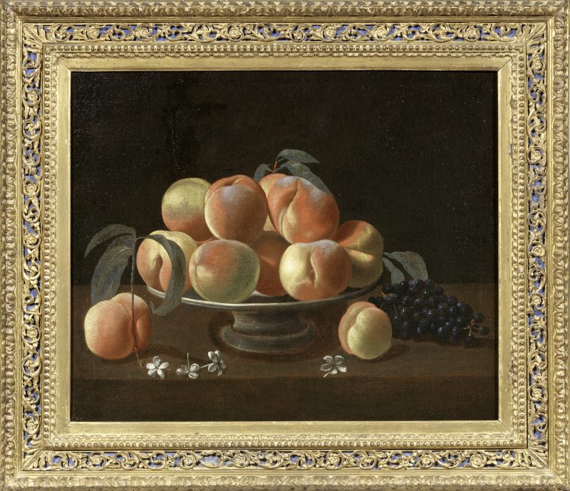 Fede Galizia, Alzata con pesche e grappolo d’uva, olio su tela, cm 47x56