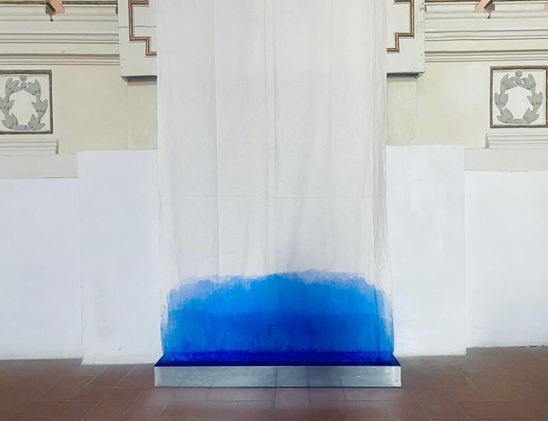Gli abiti di San Rocco, Giulia Marchi, installazione, 2024, Oratorio di San Rocco, Pergola (PU), BLU il colore della cuccagna, Pesaro 24