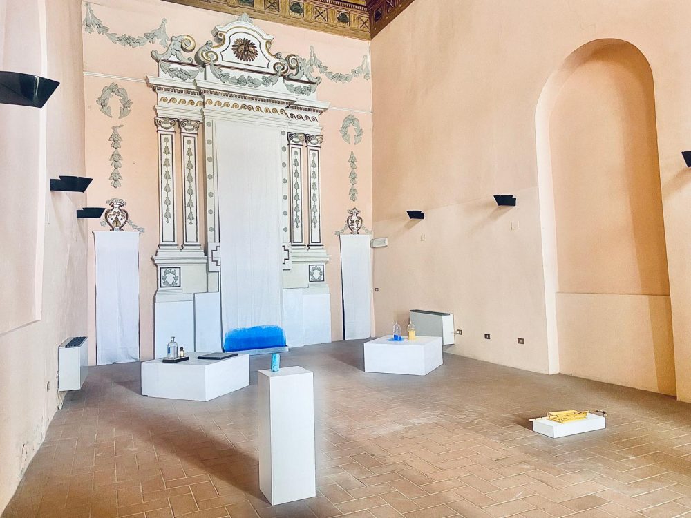 Gli abiti di San Rocco, Giulia Marchi, installazione, 2024, Oratorio di San Rocco, Pergola (PU), BLU il colore della cuccagna