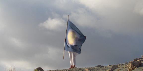 Lorenza Morandotti, Cosmos' Flags, Tappa 1, Creta, Grecia, 2019, ph. George Apostolakis