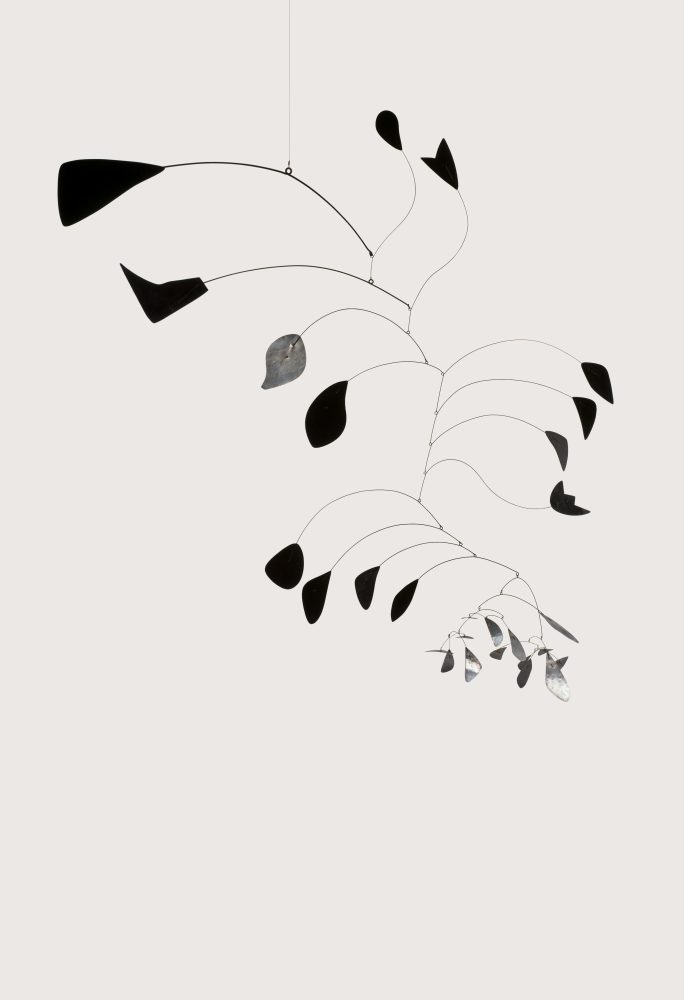 Alexander Calder, Arc of Petals, 1941. Lastra di alluminio dipinto e non, filo di ferro, 240×220×90 cm. Peggy Guggenheim Collection, Venice (Solomon R. Guggenheim Foundation, New York) 76.2553 PG 137 © 2024 Calder Foundation, New York / Artists Rights Society (ARS), New York