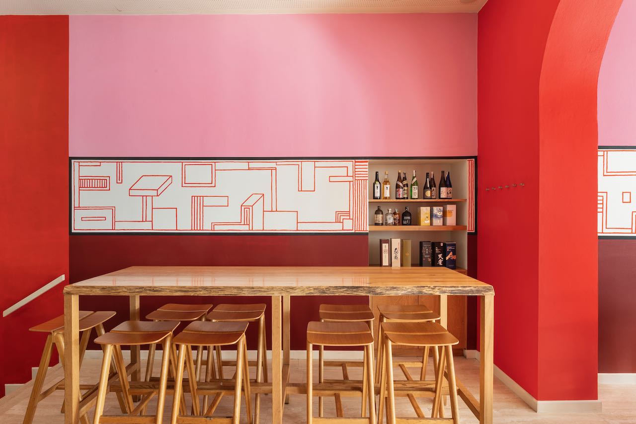 Intercity: il wall painting di Nathalie du Pasquier nel sake bar Zazà Ramen, a Milano