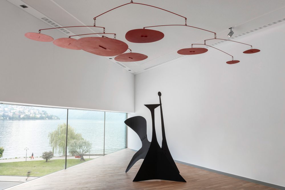 Veduta dell’allestimento “Calder. Sculpting Time,” MASI Lugano, Svizzera. Foto Luca Meneghel © 2024 Calder Foundation, New York / Artists Rights Society (ARS), New York