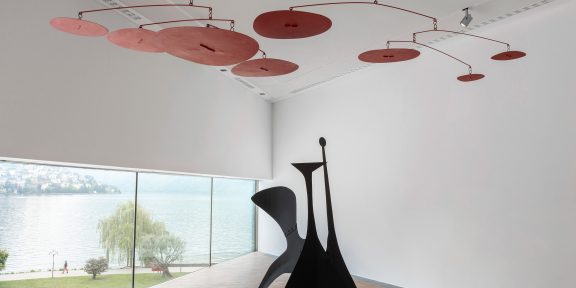 Veduta dell’allestimento “Calder. Sculpting Time,” MASI Lugano, Svizzera. Foto Luca Meneghel © 2024 Calder Foundation, New York / Artists Rights Society (ARS), New York