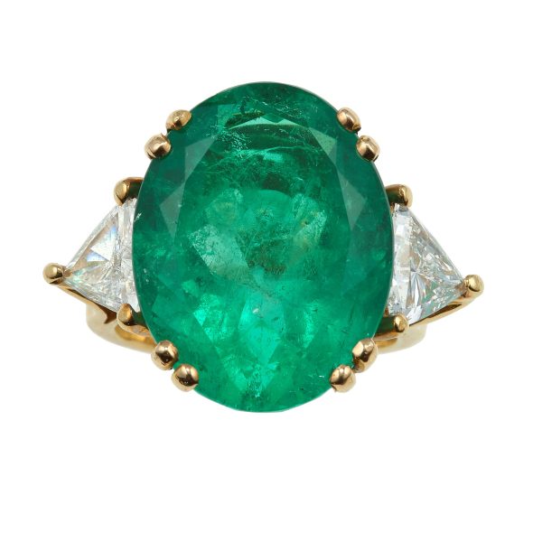 237 Anello con smeraldo Colombia di ct 18.43 e diamanti € 40.000,00 / 50.000,00