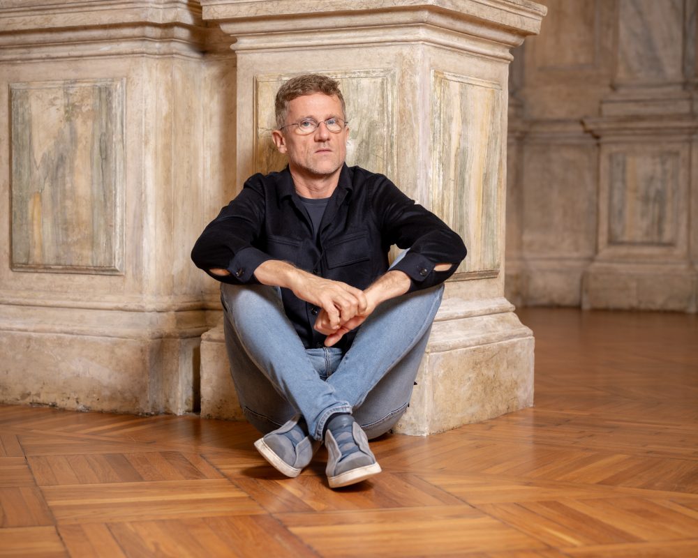 Carlo Ratti, Curatore Biennale Architettura 2025. Photo by Andrea Avezzù