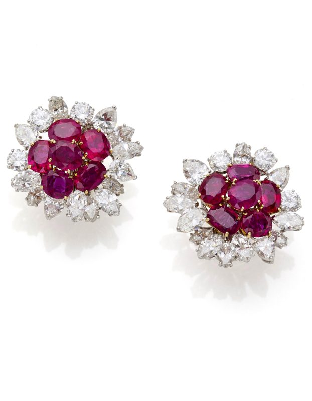 Lotto 714 BULGARI Orecchini in platino e oro giallo con rubini per complessivi ct. 10,50 circa e diamanti per complessivi ct. 9,30, g 22,15, lungh. cm 3,G circa. In custodia Bvlgari Stima € 28.000 - 40.000