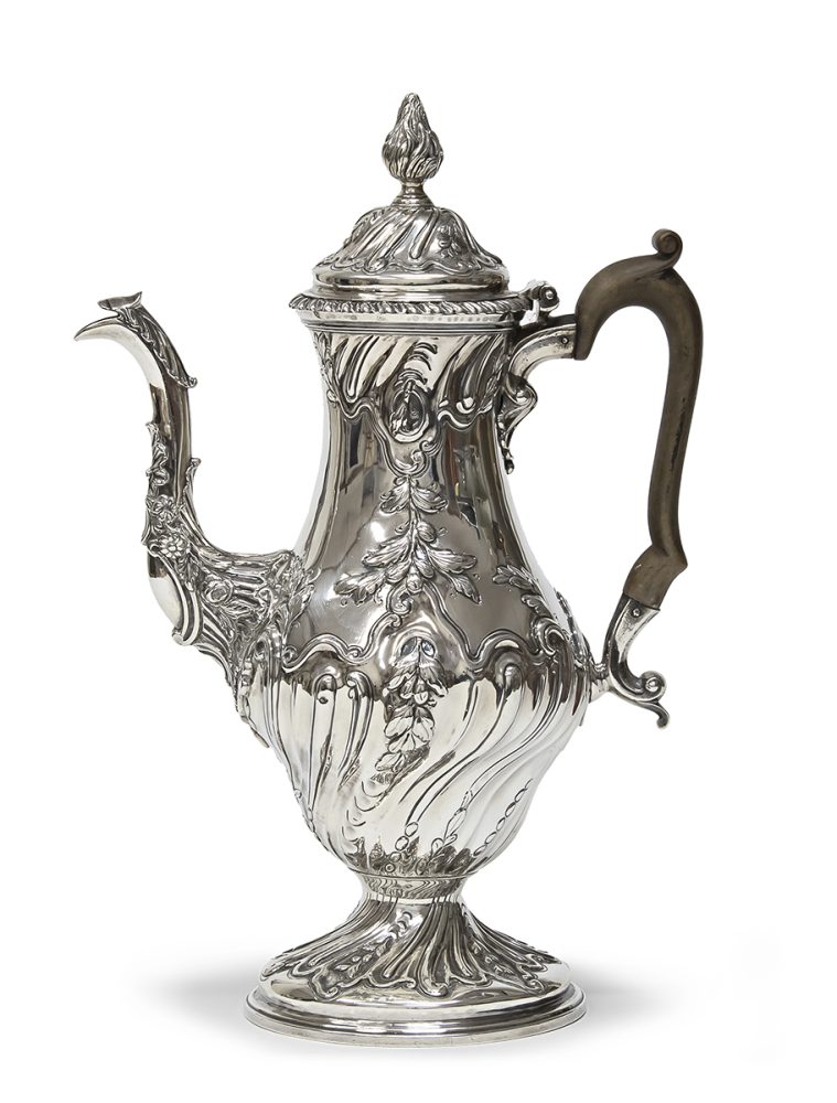 Caffettiera in argento, punzone Londra Giorgio III 1769 interamente sbalzata a motivi di baccellature, tralci di campanule, foglie e fiori. Argentiere David White. Lotto 354 stima € 700-1000