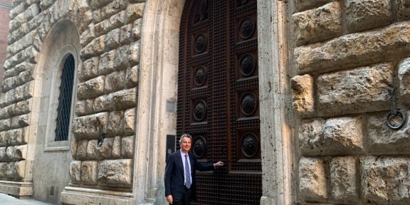 Il Presidente di Opera Laboratori Beppe Costa davanti al Palazzo delle Papesse