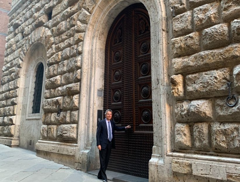 Il Presidente di Opera Laboratori Beppe Costa davanti al Palazzo delle Papesse