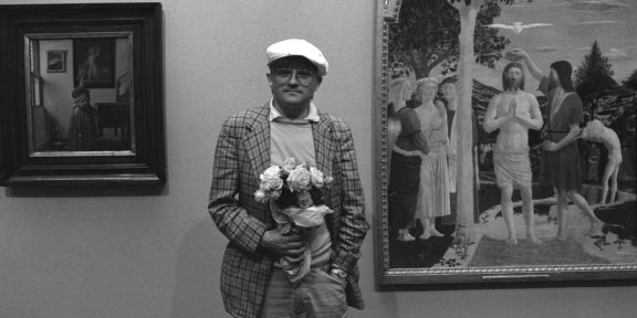 Photo showing David Hockney at a press showing of his "Artist's Eye" exhibition at National Gallery - June '81 Photo by Robert Workman. From the Robert Workman Archive, Bishopsgate