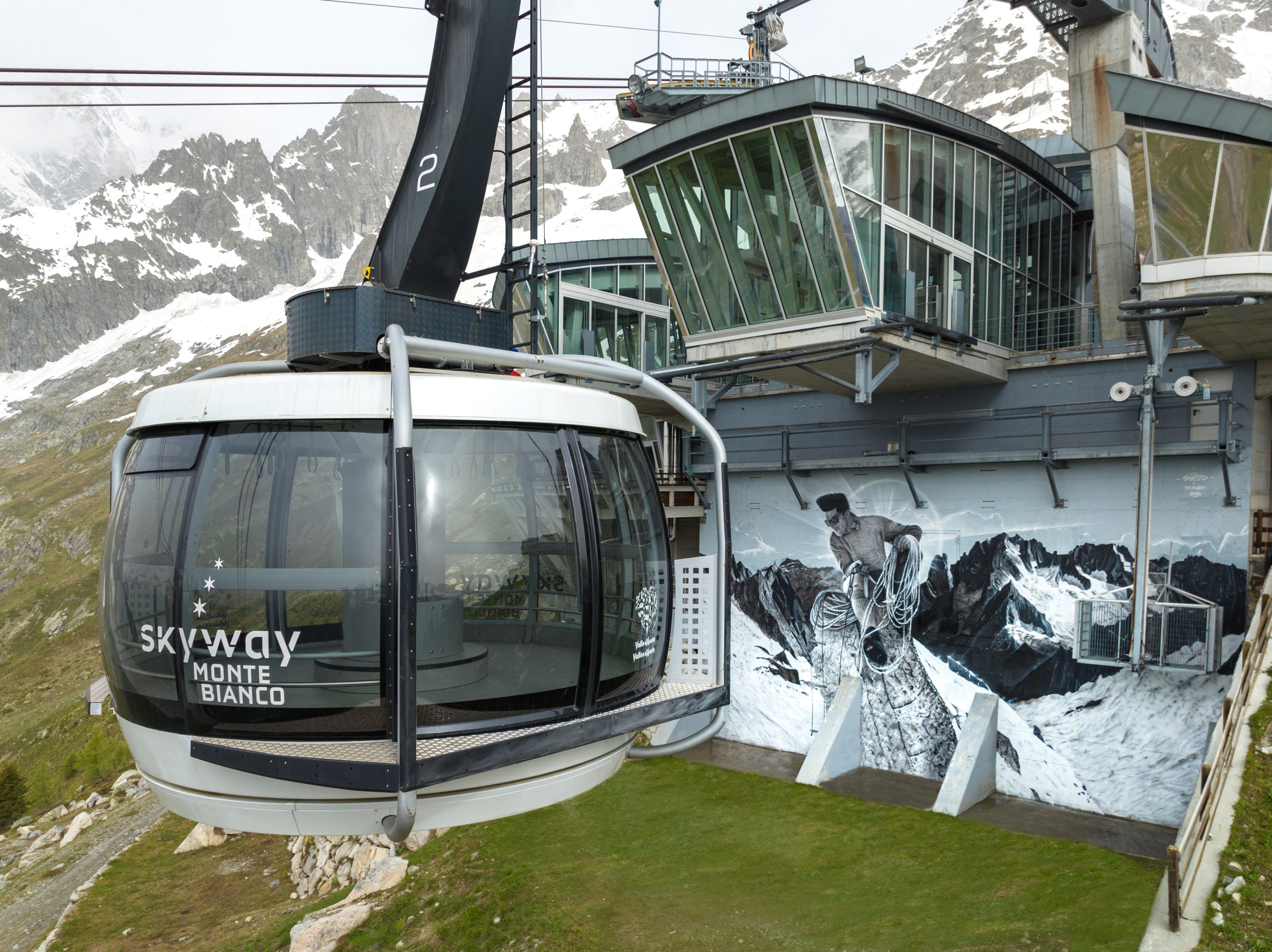 Skyway Monte Bianco: l’arte in alta quota di SWED ONER