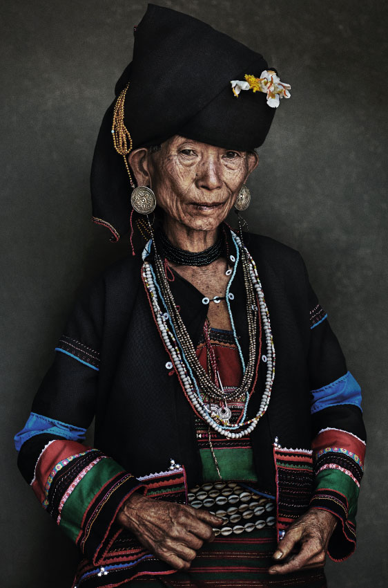Mario Testino, Myanmar, 2018 – Fotografia, 90x60 cm © Mario Testino