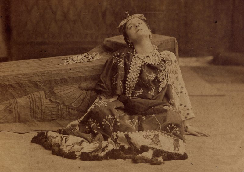 Eleonora Duse in Antonio e Cleopatra di W. Shakespeare fotografia di Pau Audoaurd, 1890 ca. Archivio Duse, Istituto per il Teatro e il Melodramma Fondazione Giorgio Cini, Venezia