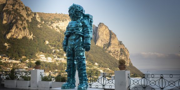 Filippo Tincolini, Spaceman Shine/ Light Blue, Resina cromata, 450 x 185 x 135 Cm 2024