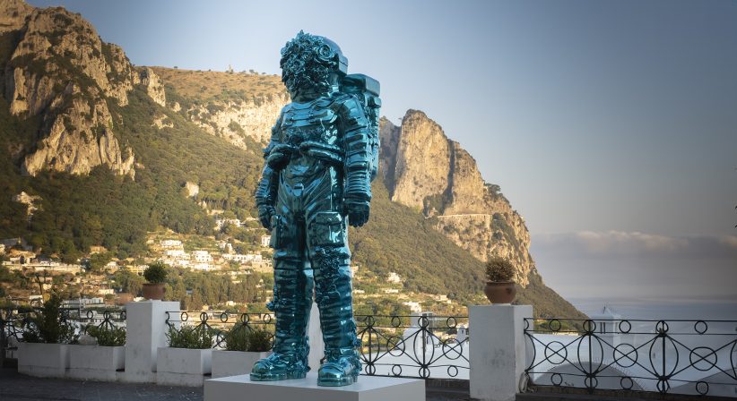 Filippo Tincolini, Spaceman Shine/ Light Blue, Resina cromata, 450 x 185 x 135 Cm 2024