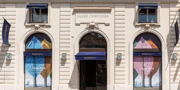 Sotheby's Parigi e la facciata magrittiana dedicata alle Olimpiadi 2024