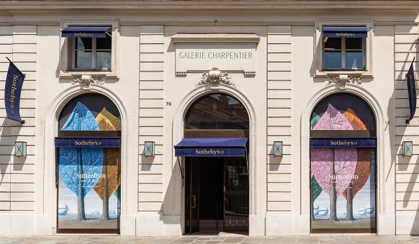 Sotheby's Parigi e la facciata magrittiana dedicata alle Olimpiadi 2024