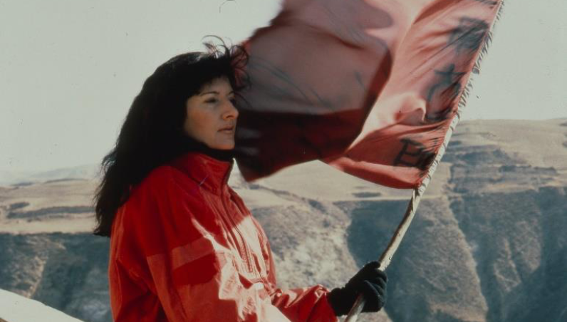 A Shanghai la prima mostra di Marina Abramović in Cina (con 1000 immagini dell’iconica performance con Ulay sulla Grande Muraglia)