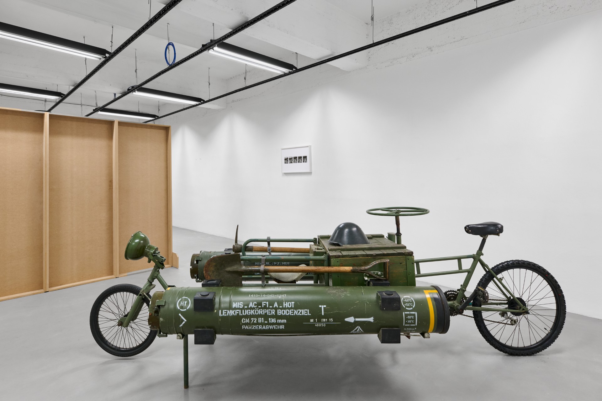 Theater of Dis-Operations (Atto I. A Disarmament): la ballata sulla disapprovazione bellica in mostra a Milano