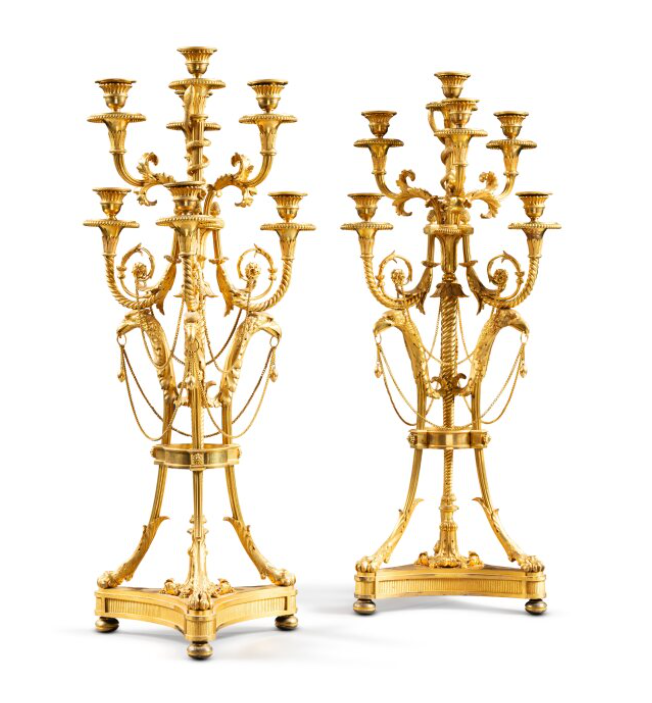 Una coppia di candelabri a sette luci in bronzo dorato Luigi XVI, circa 1789, attribuiti a François Rémond, quasi probabilmente forniti da Dominique Daguerre. Stima 200-300 mila euro