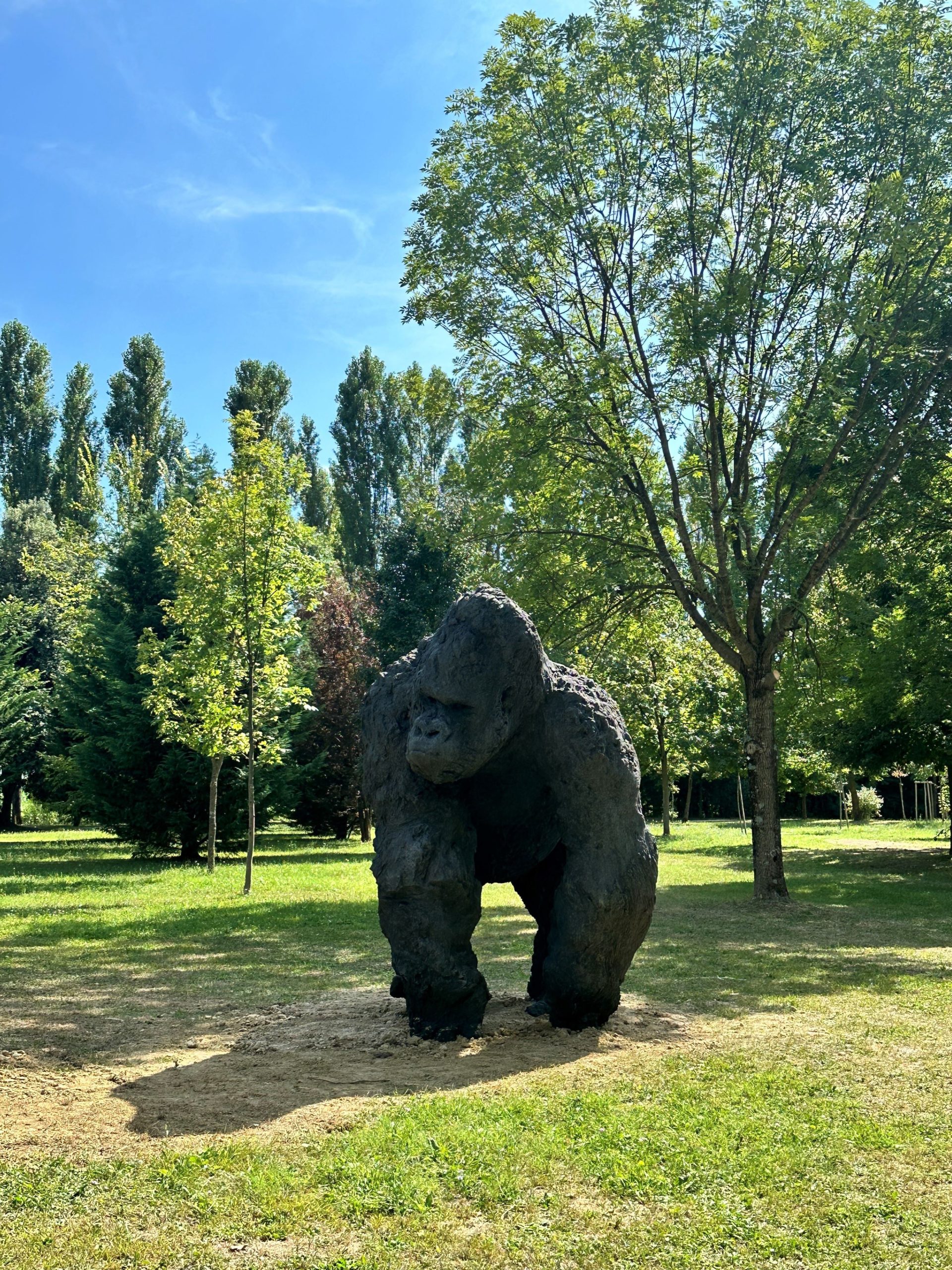 Un gorilla in laguna. L’opera di Davide Rivalta arriva al Parco di Scultura di Mestre