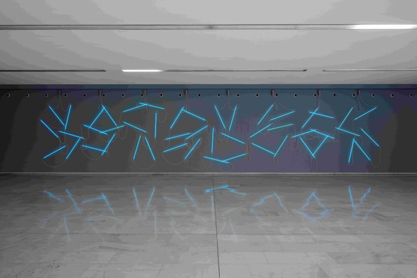 François Morellet, π Weeping neonly bleu n° 1, 2001, Neon blu, BAG - Bocconi Art Gallery, Milano, Courtesy Studio Morellet, Cholet e A arte Invernizzi, Foto Mattia Mognetti