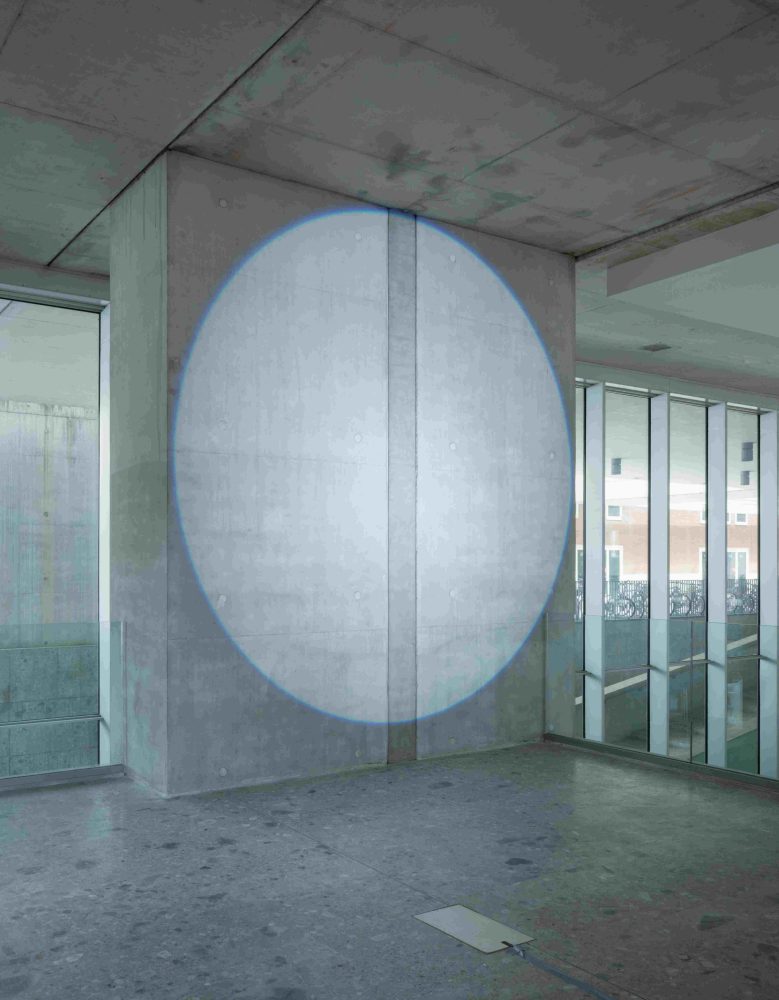 Michel Verjux, En suspension (porsuite au mur, source au sol), 2023, Proiettore, BAG - Bocconi Art Gallery, Milano, Courtesy l’artista e A arte Invernizzi, Foto Mattia Mognetti