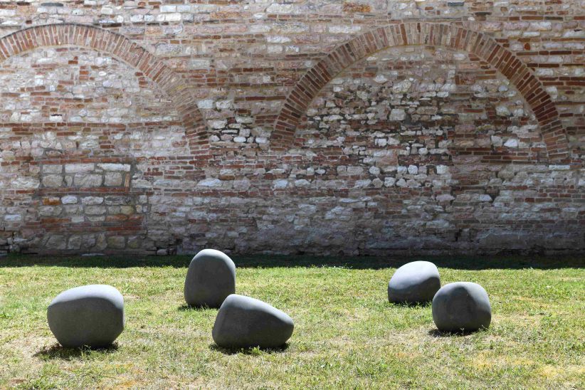 Paolo Icaro, Artificio naturale, 2011, pietra di matraia, dimensioni ambientali, installation view Pinacoteca Civica Bruno Molajoli, Fabriano, 2024, foto Michele Alberto Sereni, Natascia Giulivi