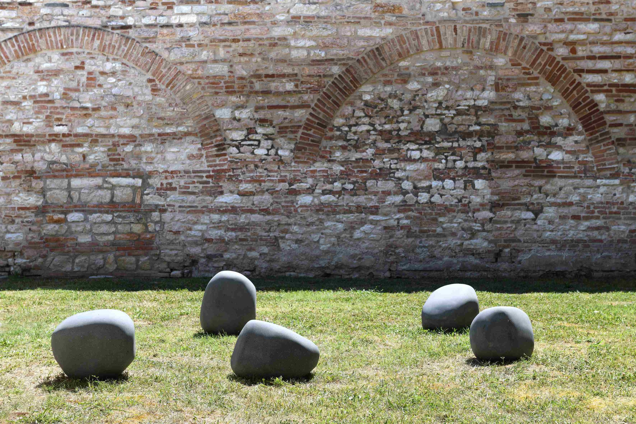 Artificio naturale. Alla Pinacoteca di Fabriano una scultura ambientale di Paolo Icaro