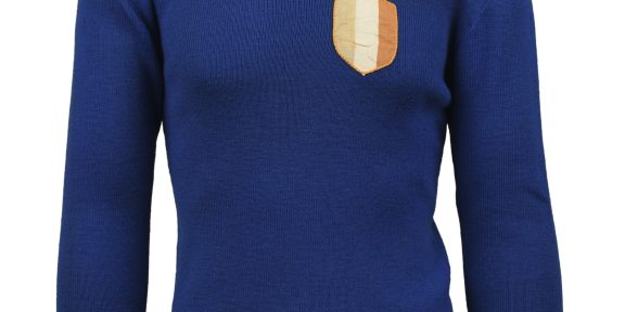 Lotto 44 Squadra Nazionale Italiana. Maglia Nr.11 indossata tra il 1947 ed il 1949. Toppa con i colori dell'Italia in tessuto cucito a mano. Numero 11 sul retro in tessuto bianco. La squadra italiana era composta da numerosi giocatori del Torino tra i quali Guglielmo Gabetto, Romeo Menti, Mario Rigamonti ed altri, deceduti durante il disastro del loro aereo nel 1949. Giocatore da determinare. Maglia in cotone indossata con qualche piccolo forellino. Rara. Stima € 5.000 - 6.000