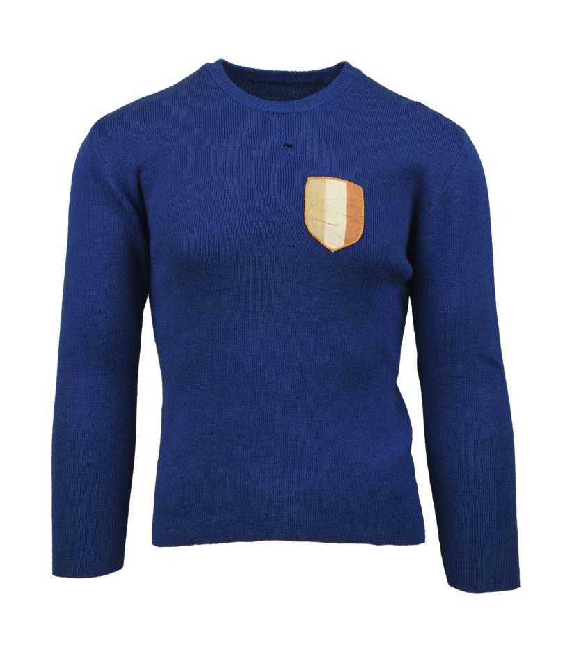 Lotto 44 Squadra Nazionale Italiana. Maglia Nr.11 indossata tra il 1947 ed il 1949. Toppa con i colori dell'Italia in tessuto cucito a mano. Numero 11 sul retro in tessuto bianco. La squadra italiana era composta da numerosi giocatori del Torino tra i quali Guglielmo Gabetto, Romeo Menti, Mario Rigamonti ed altri, deceduti durante il disastro del loro aereo nel 1949. Giocatore da determinare. Maglia in cotone indossata con qualche piccolo forellino. Rara. Stima € 5.000 - 6.000