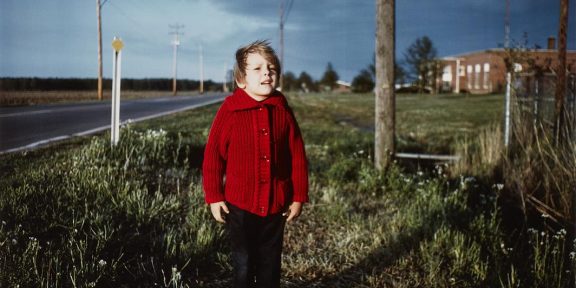 William Eggleston - Untitled (Boy in Red Sweater). Stima 20-30 mila euro