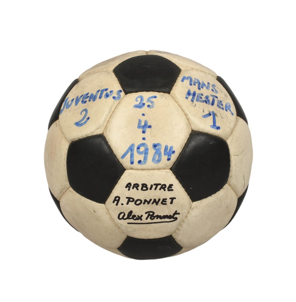 Lotto 56Juventus FC - Manchester United. Pallone u ciale della semi1nale di ritorno della Coppa delle Coppe del 25 aprile 1984. Vittoria degli italiani per 2-1 e quali1cazione alla Finale. Pallone Valsport FC Juventus Gold Super. Collezione di Alexis Ponnet, arbitro principale della partita (pallone utilizzato nell'incontro, partita riportata da parte dell'arbitro sul pallone). Stima € 600 - 800 