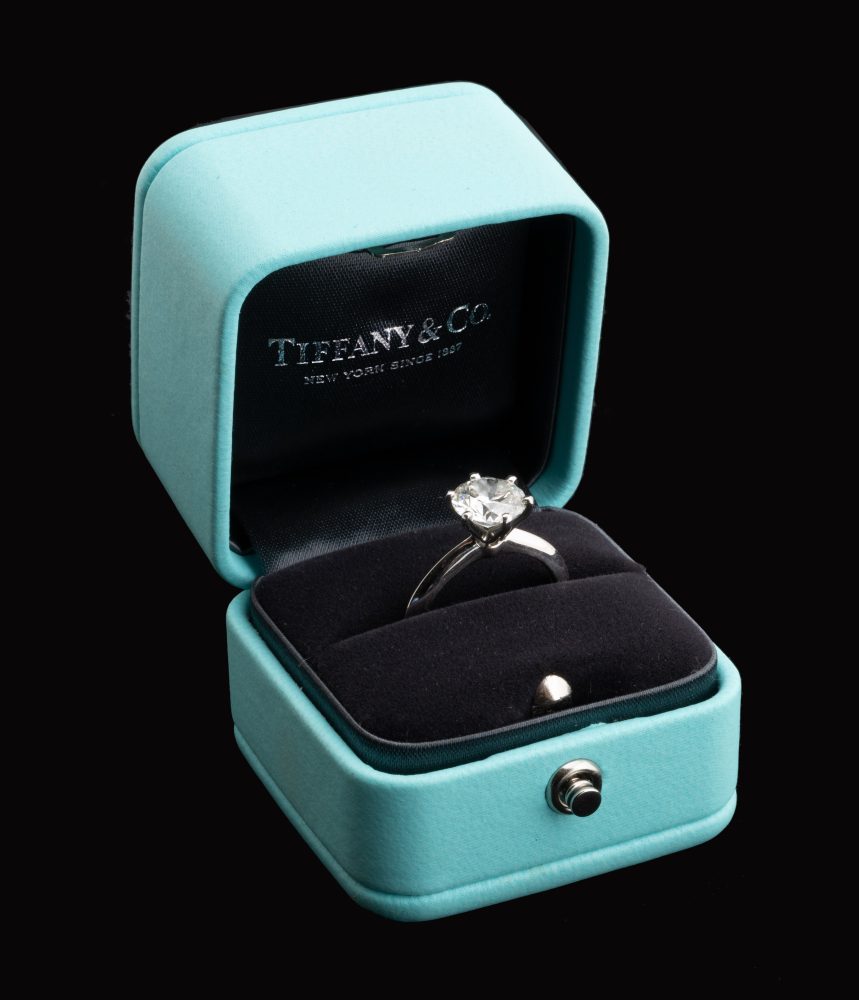 Tiffany & CoAnello solitario in platino, firmato e numerato con diamante Tiffany da 2,06 carati, forma tonda, taglio brillante, colore H, purezza VS1, taglio eccellente, eccellente, eccellente, come riportato nel Certificato rilasciato da Tiffany & Co.