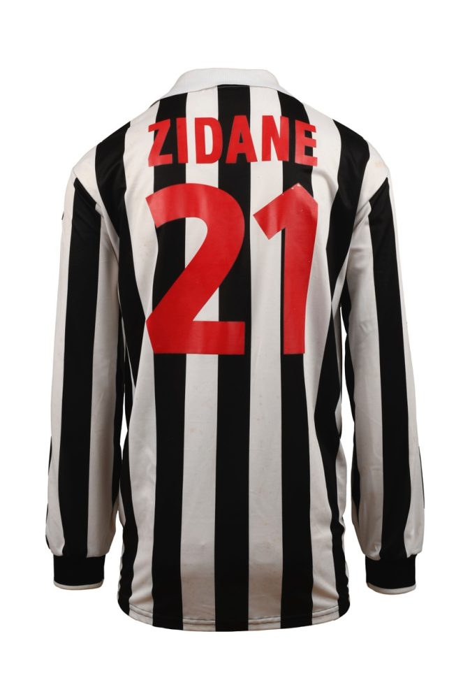 Lotto 89Zinedine Zidane. Maglia nr.21, Juventus FC di Torino, portata durante la stagione 1998/1999 del Campionato Italiano di Serie A. Il giocatore partecipa a 25 incontri con la Juventus. Zidane vince la Supercoppa Uefa e la Coppa Intercontinentale nel 1996 , due campionati italiani nel 1997 e nel 1998, una Supercoppa Italiana nel 1997 ed una Coppa Intertoto nel 1999. Un incredibile palmares con il suo club per il campione del Mondo 1998 e Campione d'Europa del 2000 con la nazionale francese. Marca Kappa. Modello Gara. Taglia XL. Maglia indossata durante un incontro. Stima € 2.000 - 3.000 