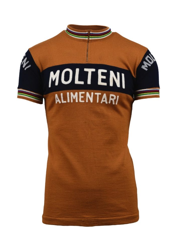 Lotto 27Eddy Merckx. Maglia della squadra Molteni con pro1li da Campione del Mondo indossata durante la stagione 1974, annata nella quale il corridore vince l'ultimo dei suoi cinque "Tour de France" e dei suoi cinque "Giri d'Italia". Con più di 600 vittorie in tutte le competizioni. E' il più grande corridore della storia del ciclismo professionistico, eletto "Atleta Belga del ventesimo Secolo". Maglia Molteni Alimentari indossata. Marca Vittore Gianni. Etichetta Nr.1 all'interno del collo. Indossata in gara. Rara. Pezzo da Museo. Stima € 4.000 - 6.000 