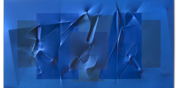 Lotto 84 Agostino Bonalumi, "Blu", 2000, tela estroflessa e tempera vinilica, cm 190x360. Stima € 35.000 - 50.000