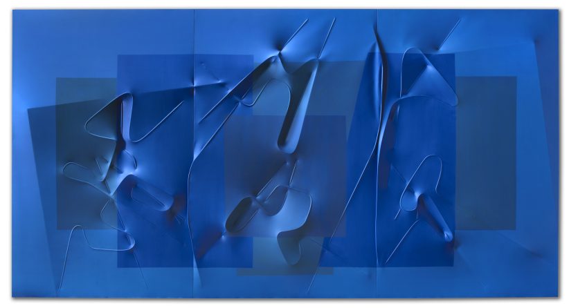 Lotto 84 Agostino Bonalumi, "Blu", 2000, tela estroflessa e tempera vinilica, cm 190x360. Stima € 35.000 - 50.000