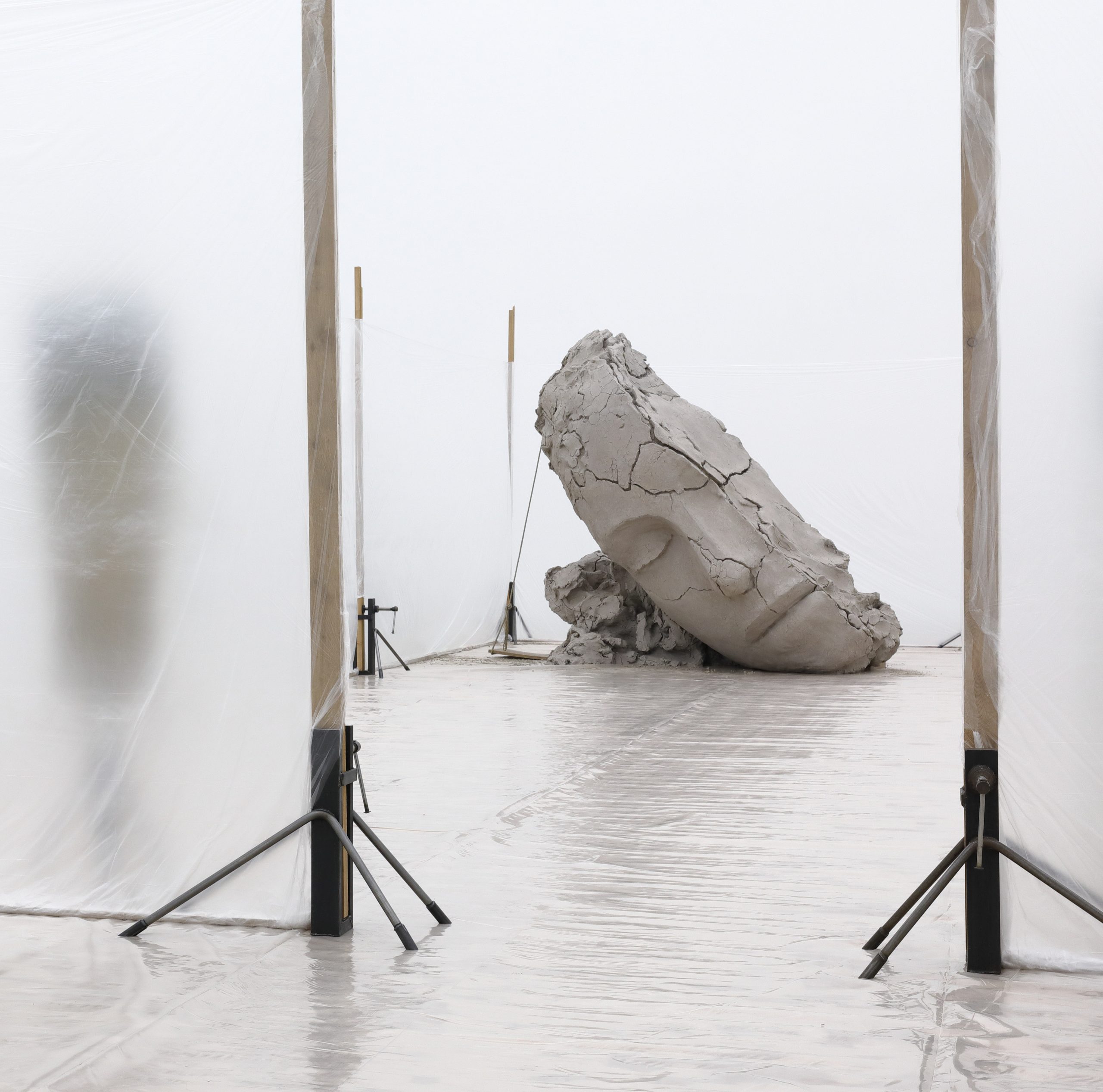 Mark Manders e Stefanie Heinze: alla Sandretto due mostre fondate sull’inganno