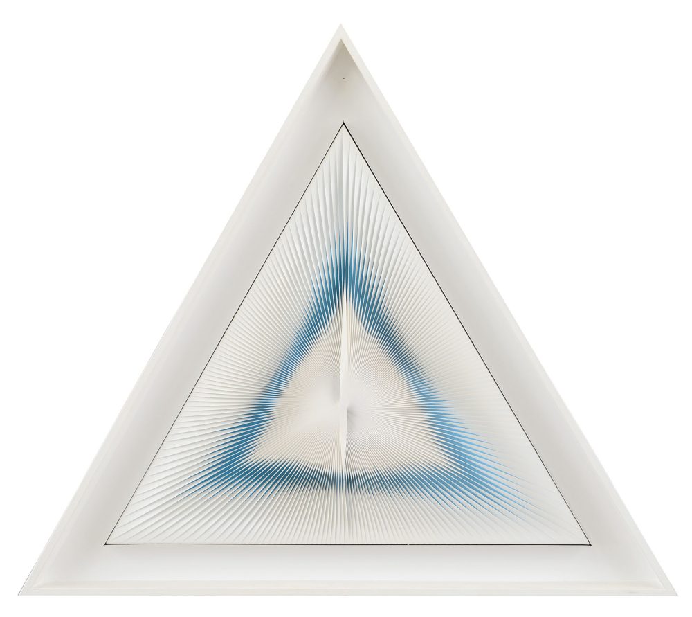 ALBERTO BIASI [Padova 02/06/1937]Dinamica triangolare, 1965-1969
tecnica mista e lamelle in pvc su tavola triangolare 52x60x4 cm, firma,
titolo, anni, timbri dell'artista con numero di repertorio, timbri del
Gruppo N e della Galleria La Chiocciola di Padova al retro,
dichiarazione d'autenticità dell'artista su foto.
base d’asta: 30.000 €